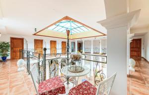 Beautiful Home In Saint-Cyr-Sur-Loire