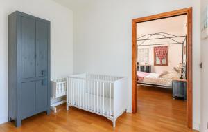 Maisons de vacances Beautiful Home In Saint-Cyr-Sur-Loire : photos des chambres