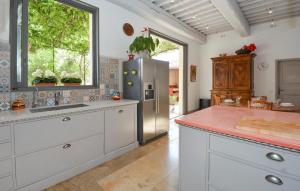 Stunning Home In Noves With Wifi