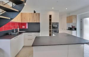 Maisons de vacances Cozy Home In Bourbriac : photos des chambres
