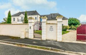 Beautiful Home In Saint-Cyr-Sur-Loire