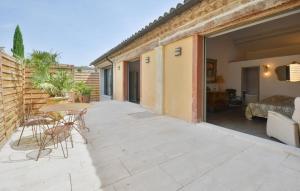 Maisons de vacances Stunning Home In Noves With Wifi : photos des chambres