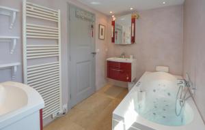 Maisons de vacances Stunning Home In Noves With Wifi : photos des chambres