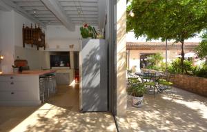 Maisons de vacances Stunning Home In Noves With Wifi : photos des chambres