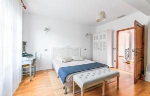 Maisons de vacances Beautiful Home In Saint-Cyr-Sur-Loire : photos des chambres