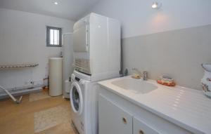 Maisons de vacances Stunning Home In Noves With Wifi : Maison de Vacances 4 Chambres