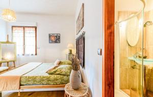 Maisons de vacances Beautiful Home In Saint-Cyr-Sur-Loire : photos des chambres