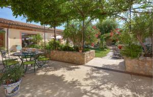 Maisons de vacances Stunning Home In Noves With Wifi : photos des chambres