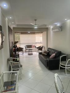 Apartamento à uma quadra da praia Guarujá