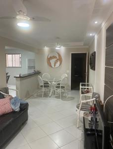 Apartamento à uma quadra da praia Guarujá
