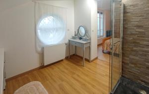 Maisons de vacances Awesome Home In La Frette-Sur-Seine : Maison de Vacances 3 Chambres 