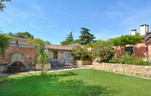 Maisons de vacances Stunning Home In Noves With Wifi : photos des chambres