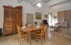 Maisons de vacances Stunning Home In Noves With Wifi : photos des chambres