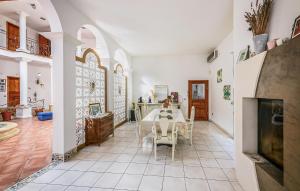 Maisons de vacances Beautiful Home In Saint-Cyr-Sur-Loire : photos des chambres