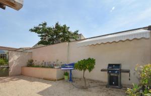 Maisons de vacances Stunning Home In Noves With Wifi : photos des chambres