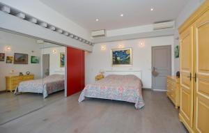 Maisons de vacances Stunning Home In Noves With Wifi : photos des chambres