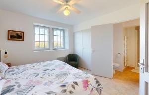 Maisons de vacances Beautiful Home In Oregue : photos des chambres