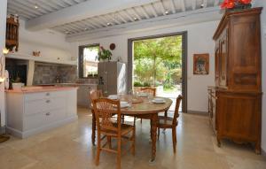 Maisons de vacances Stunning Home In Noves With Wifi : photos des chambres