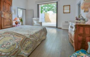 Maisons de vacances Stunning Home In Noves With Wifi : photos des chambres