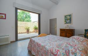Maisons de vacances Stunning Home In Noves With Wifi : photos des chambres