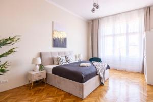 Exclusive & Cozy Central Suite w Balcony