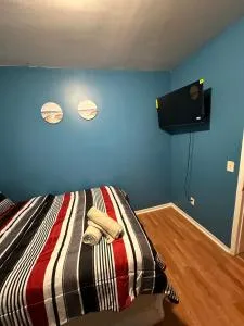 Fidelia Halos Room Queen Bed, Minutes from Newark Liberty International Airport and Newark Penn Station - Millburn