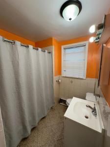 Fidelia Halos Room Queen Bed, Minutes from Newark Liberty International Airport and Newark Penn Station