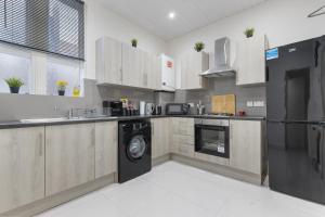 Cozy City Retreat with 4 bedrooms for up to 11 guests