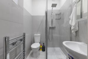 Cozy City Retreat with 4 bedrooms for up to 11 guests