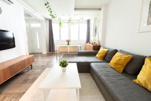 Superb Location & Chic Suite w 2Bedroom