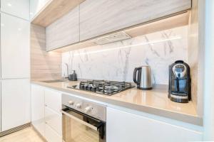 5 Mins to JBR Beach, Luxury Studio in Dubai Marinas Best Tower