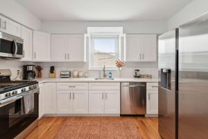 Corner Rowhome with Parking Sleeps 8