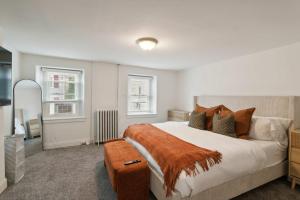 Corner Rowhome with Parking Sleeps 8