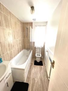 Contractors Haven 4BED 2BATH House in Ipswich with FREE Parking