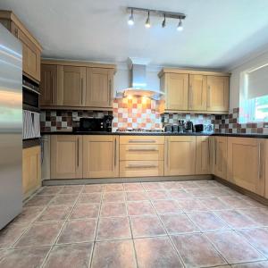 Contractors Haven 4BED 2BATH House in Ipswich with FREE Parking