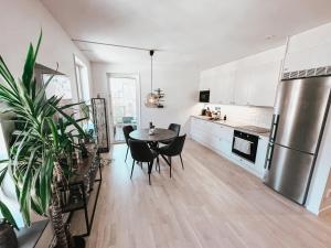 Modern, Centrally located Apartment!