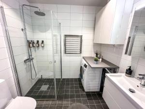 Modern, Centrally located Apartment!