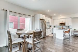 3 Mi to Dtwn Denver Scenic Townhome with Deck!