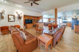 Texas Nature Escape Lake and Game Room Access