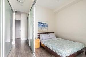 Downtown Condo Near CN Tower, Hot Tub, Pool Access
