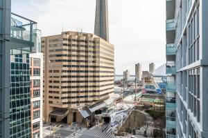 Downtown Condo Near CN Tower, Hot Tub, Pool Access