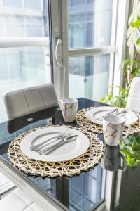 Downtown Condo Near CN Tower, Hot Tub, Pool Access