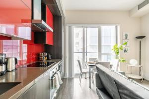 Downtown Condo Near CN Tower, Hot Tub, Pool Access