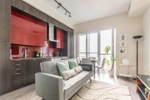 Downtown Condo Near CN Tower, Hot Tub, Pool Access