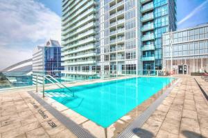 Downtown Condo Near CN Tower, Hot Tub, Pool Access