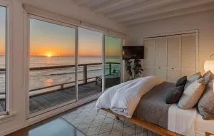 Malibu Beach House Right on the Sand - Solromar