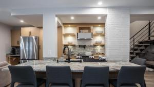 Fantastic Location Spacious 4 Bed, Village Location Shared Hot Tub - 3hvězdičkové hotely ve městě Whistler