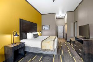 King Room with One King Bed - Non-Smoking room in Best Western Plus Emerald Inn & Suites