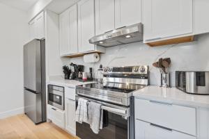 Modern 5-Bedroom Apartment with Rooftop & Garden in Capitol Hill