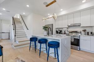 Modern 5-Bedroom Apartment with Rooftop & Garden in Capitol Hill